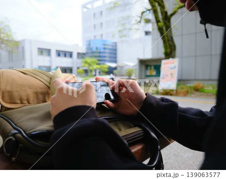 スマホを見ている男性の手元 スマホを見ている男性の手元 139063577