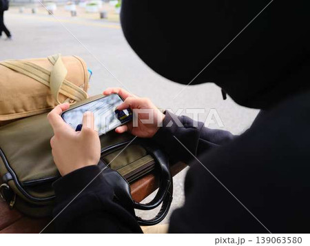 スマホを見ている男性の手元 139063580