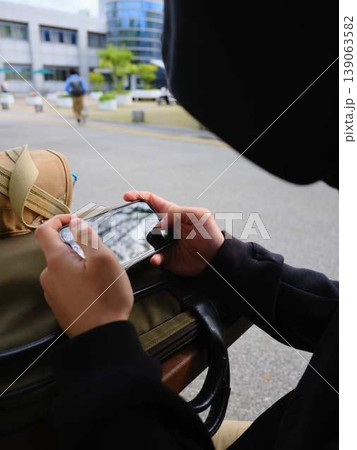 スマホを見ている男性の手元 139063582