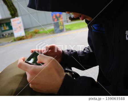 スマホを見ている男性の手元 スマホを見ている男性の手元 139063588