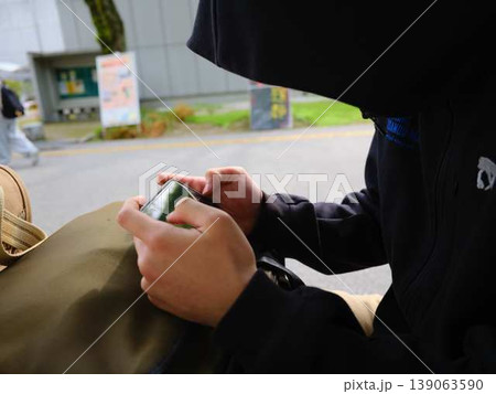 スマホを見ている男性の手元 スマホを見ている男性の手元 139063590