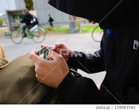 スマホを見ている男性の手元 スマホを見ている男性の手元 139063592