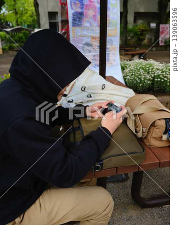 スマホを見ている男性の手元 139063596