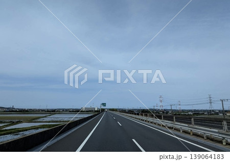 無人の高速道路と青空 直線道路のシンプルな背景素材 139064183