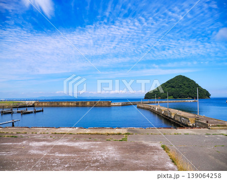 浅虫海岸の堤防と湯ノ島の風景・青森県青森市浅虫 139064258