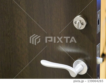 木目のドアのドアノブとシリンダー錠の内鍵 139064265
