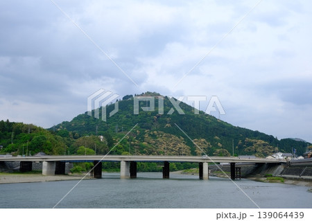 大洲市肱川にかかる橋と遠くに見える冨士山 139064439