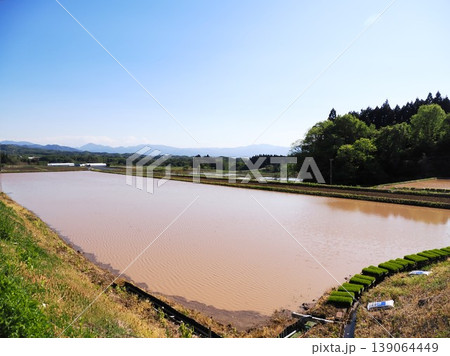 水を張った田植え前の田んぼの風景 水を張った田植え前の田んぼの風景 139064449