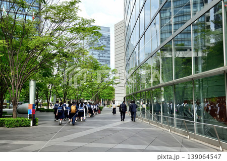 国際フォーラム中庭を歩く修学旅行の生徒たち 国際フォーラム中庭を歩く修学旅行の生徒たち 139064547