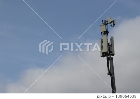 携帯電話の基地局(5G Sub6・ミリ波あり)(右寄せ) 携帯電話の基地局(5G Sub6・ミリ波あり)(右寄せ) 139064639
