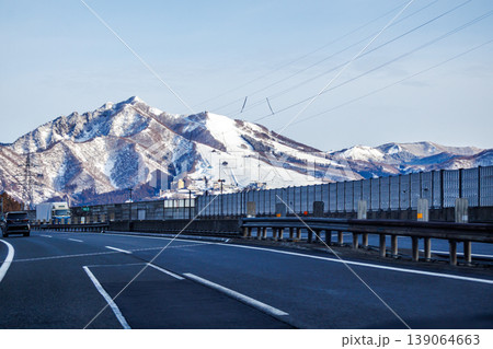 冬の高速道路走行中の車窓からの雪景色 冬の高速道路走行中の車窓からの雪景色 139064663