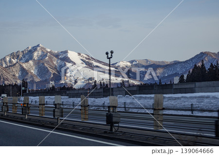 冬の高速道路走行中の車窓からの雪景色 冬の高速道路走行中の車窓からの雪景色 139064666