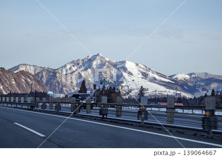 冬の高速道路走行中の車窓からの雪景色 冬の高速道路走行中の車窓からの雪景色 139064667