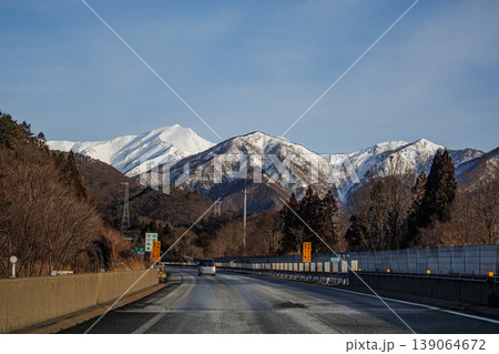 冬の高速道路走行中の車窓からの雪景色 冬の高速道路走行中の車窓からの雪景色 139064672
