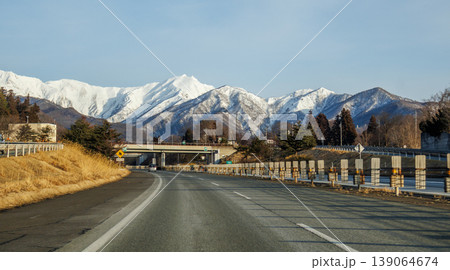 冬の高速道路走行中の車窓からの雪景色 冬の高速道路走行中の車窓からの雪景色 139064674