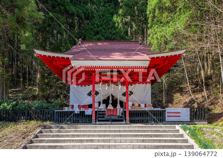秋田・田沢湖畔の御座石神社　新緑の森に映える鮮やかな朱塗りの社殿 139064772