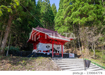 秋田・田沢湖畔の御座石神社 新緑の森に映える鮮やかな朱塗りの社殿 秋田・田沢湖畔の御座石神社 新緑の森に映える鮮やかな朱塗りの社殿 139064774