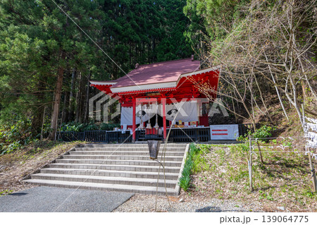 秋田・田沢湖畔の御座石神社 新緑の森に映える鮮やかな朱塗りの社殿 秋田・田沢湖畔の御座石神社 新緑の森に映える鮮やかな朱塗りの社殿 139064775