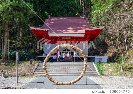 秋田・田沢湖畔の御座石神社　新緑の森に映える鮮やかな朱塗りの社殿 139064776