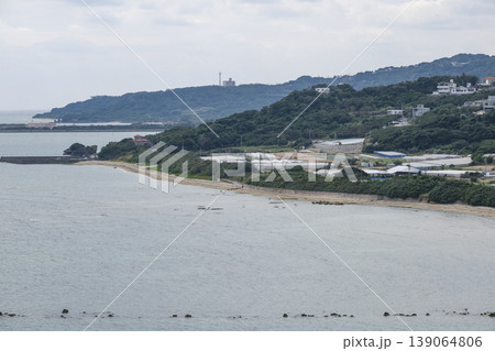 知念岬から眺める遠浅の久手堅ビーチ 知念岬から眺める遠浅の久手堅ビーチ 139064806
