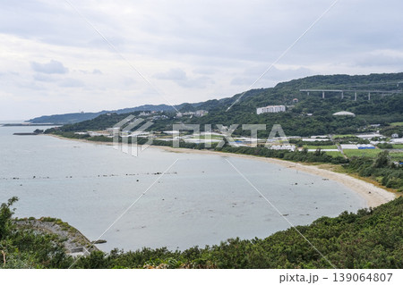 知念岬から眺める遠浅の久手堅ビーチ 139064807