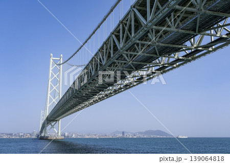 淡路島側の明石海峡大橋を下から眺める 139064818