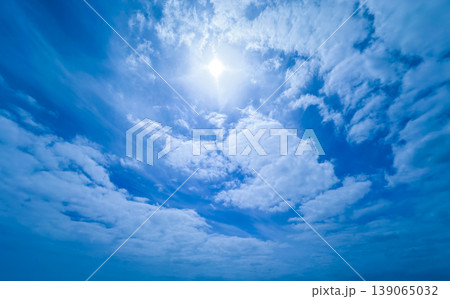 太陽の光が差し込む空 139065032