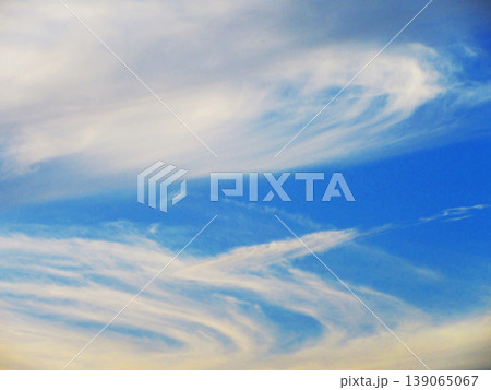 奇妙な形の雲が広がる夕暮れの空の風景 奇妙な形の雲が広がる夕暮れの空の風景 139065067