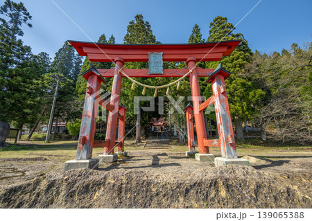 秋田・田沢湖畔に立つ御座石神社の赤い大鳥居と青空の新緑風景 139065388