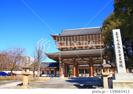 愛知県名古屋市、東別院山門の風景 139065411