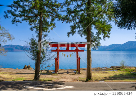 秋田・田沢湖畔に佇む御座石神社の鳥居と湖面に映える田沢湖ブルーの絶景 秋田・田沢湖畔に佇む御座石神社の鳥居と湖面に映える田沢湖ブルーの絶景 139065434