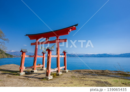 秋田・田沢湖畔に佇む御座石神社の鳥居と湖面に映える田沢湖ブルーの絶景 139065435