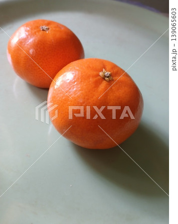 Twin Oranges in Plastic Tray 139065603