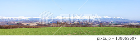 山々と爽やかな青空が広がる美瑛の丘から見た春の風景 139065607