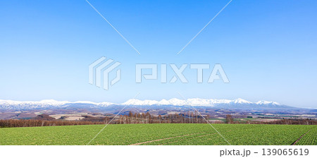 山々と爽やかな青空が広がる美瑛の丘から見た春の風景 山々と爽やかな青空が広がる美瑛の丘から見た春の風景 139065619
