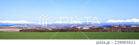 山々と爽やかな青空が広がる美瑛の丘から見た春の風景 139065621