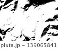 しわの寄った古い紙のような質感のモノクロ背景テクスチャ 139065841