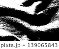 しわの寄ったタオルの質感を強調したモノクロテクスチャ 139065843