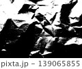 しわくちゃに丸めた紙の質感を強調したテクスチャ 139065855