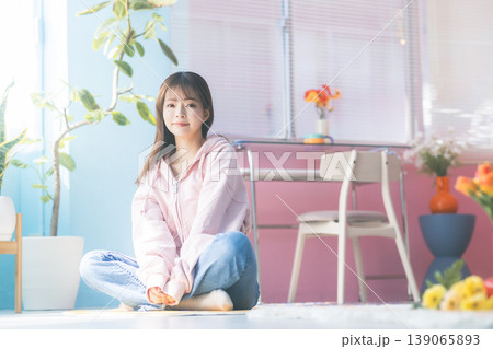リビングでくつろぐ若い女性 139065893