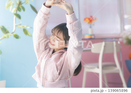 リビングでくつろぐ若い女性 リビングでくつろぐ若い女性 139065896