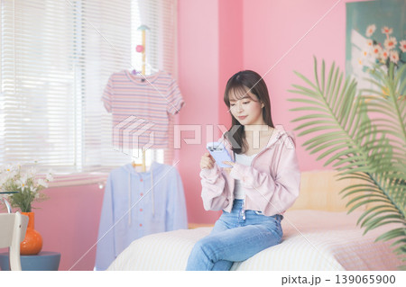 スマホを操作する若い女性 139065900