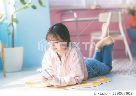 リビングでくつろぐ若い女性 リビングでくつろぐ若い女性 139065902