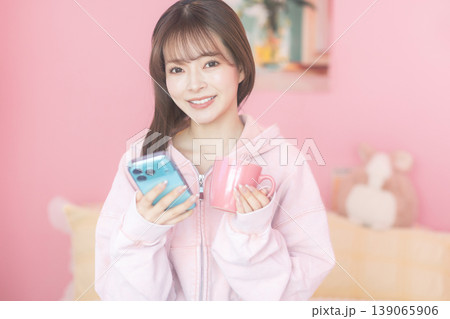 スマホを操作する若い女性 スマホを操作する若い女性 139065906