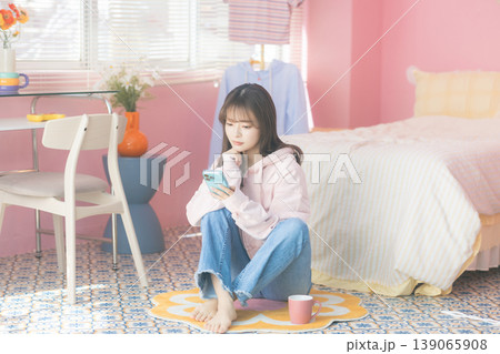 部屋でスマホを見る女性 部屋でスマホを見る女性 139065908