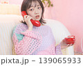 電話をする女性 139065933