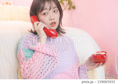 電話をする女性 電話をする女性 139065933