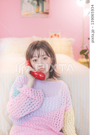 電話をする女性 電話をする女性 139065934