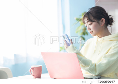 スマホを見る若い女性 スマホを見る若い女性 139065947