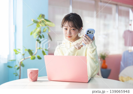 スマホを見る若い女性 スマホを見る若い女性 139065948
